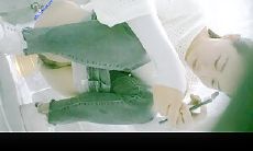 写字楼女厕网眼衫牛仔裤红唇美妞 肥凸的微毛穴也不擦灰内浸湿了