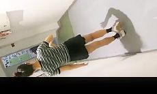 十二月 厕拍大神潜入健身俱乐部女厕偷拍两个女会员尿尿