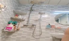 手机打开熄屏后台录像后放到卫生间偷拍姐姐洗澡 表姐还看了一下手机发现是黑屏就没在意