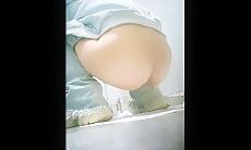 十二月流出 女厕全景后拍露脸 美女来月事流量大脱了裤子整理卫生巾