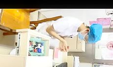 医院女厕所偷拍一身白工装服眼镜医师 鲜红的无毛馒头穴和鸡冠唇馋死人