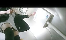 女厕正面全景偷拍练功裤美女肥美鲜嫩大鲍鱼 尿完抖两抖不用擦