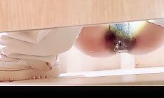 十二月最新魔手外购 写字楼女厕所开着闪光灯高清偷拍白领姐姐尿尿运动鞋美女逼痒不停抠