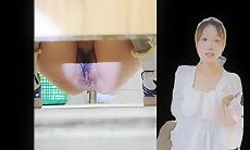 最新商场内厕拍 小手电补光偷拍牛子裤美女肥美的大鲍鱼