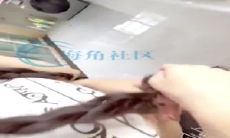 海角社区兄妹乱伦大神和亲妹妹乱伦 妹妹在阳台打电话强制按在地板上操，床上拽着头发深顶
