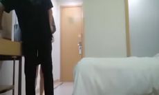 漂亮少妇大白天偷情 等一下晚上你转一下吃 真体贴还带好吃的 一进门就亲上了