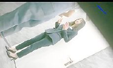 写字楼女厕制服装黑高跟绝美白领 擦穴时两片红嫩的唇肉太撩人了