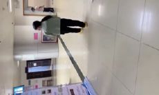 女厕闯拍！难得一遇的极品白虎小嫩穴 看着这么嫩的妹子直流口水