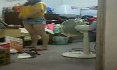 偷窥少妇洗香香 皮肤白皙身材苗条 洗一半阿姨进来了 脱下衣服母女同洗