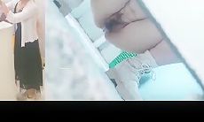十一月新厕拍 大神潜入小学补习班女厕偷拍两个女老师尿尿