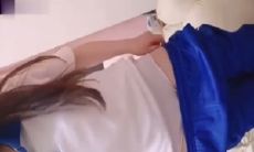 “好湿啊，流了好多水”敏感校服高中妹玩抠逼，手指伸得深入粉穴抠出白浆骚话撩人