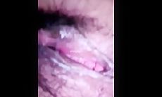 女厕所超近距离贴B拍 带着帽子的红T恤大三学姐尿尿 鲍鱼有点发黑