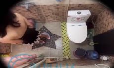 海角社区恋物癖变态小哥 偷窥女邻居全计划终于布局完成 看着手机里的监控画面