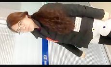 办公楼女厕偷拍尾随红长发黑打底眼镜美妇 被磨得无毛馒头穴外张着馋人