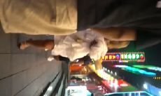 酒吧街一路跟踪抄底白裙美女 这是刚打过炮吗 B里流出白色的液体