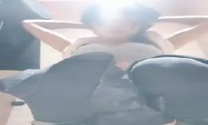 外表清纯妹妹，公共厕所自慰，脱下紧身裤，无毛小骚逼，蹲着手指扣穴，边插穴边揉奶子好骚