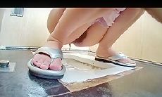 十一月最新 厕拍小能手景区公厕高清偷拍 几个美女尿尿踩屎鞋美女尿尿似小水枪