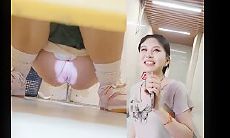 商场女厕小手电偷拍牛仔短裤美女 干净肥美的嫩鲍鱼