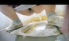十一月最新厕拍大神路边简易公厕日夜蹲守偷拍到几个穿运动鞋的年轻小妹的嫩逼