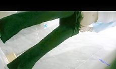写字楼女厕蓝衣黑裤闷骚型靓妹 性感的黑色情趣内中间开窗全是毛