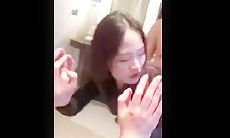某某门事件宝马美女销售 史柯 被客户酒店后入暴插双腿颤抖站不稳，高潮喷水