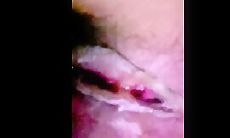 女厕贴逼偷拍带着帽子的红T恤舞蹈社大三学姐尿尿拉屎，连续抄了四五次底
