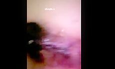 女厕贴逼偷拍大三舞蹈社学姐尿尿抄底，小逼逼有点发黑了，尿的尿尝了一下齁咸