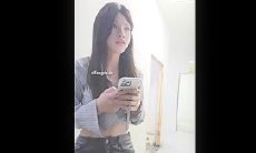 九月厕拍大神砍人收费裙最新流出 网红直播基地女厕开闪光灯偷拍白虎美女的逼出来扮粉丝搭讪要微信