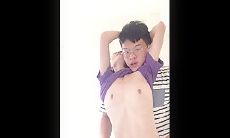 极品反差婊 平胸小美女与男友爱爱，后入抱着她狂艹，无套插嫩逼，近距离拍摄，超级刺激！
