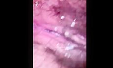 9月新流出 熊学生潜入教学楼女厕贴逼特写抄底偷拍学姐的逼的极品学姐