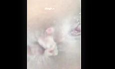 女厕贴逼偷拍穿AJ的生物老师身刚进来尿尿身上一股香味扑鼻，滴下来的尿液喝