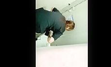 女厕贴逼特写大二嫩逼学妹尿尿，都尿到手上了，温热的手感闻起来淡淡的体味