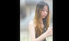 厕拍大神砍人收费裙新流出 直播基地女厕开手电偷拍美女网红的逼，事后搭讪假装问路
