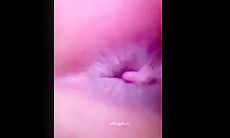 女厕所偷拍贴逼特写穿黑色小皮鞋的大三学姐尿尿，看着清纯实际上应该是个欲女