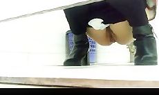 作死坑神极限偸拍，潜伏地铁站点女公厕，超多妹子方便被现场记录，太屌了