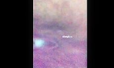 穿玫色衣服的舞蹈生女厕偷拍怼B特写拉屎，菊花上粘着黄色的排泄物，逼逼周围