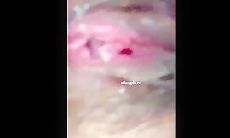 女厕怼逼偷拍贴B拍写字楼红衣服拉屎玩王者的眼镜妹子尿尿，逼逼都张开了