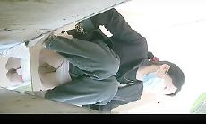 纸箱厂沟厕偷窥美女员工嘘嘘 换位蹲无毛光板白虎逼