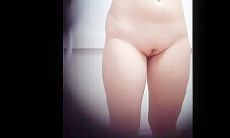合租房洞中偷窥房东的女儿洗澡 鲍鱼还是粉嫩粉嫩的