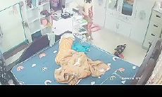 家庭摄像头偷拍绝对真实乱伦，丑陋黝黑秃顶公公强行摁到强上儿媳妇