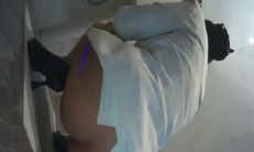 色胆包天坑神蹲守写字间女厕，隔板缝连续偸拍多位气质制服白领方便，不知是剃的还是天生白虎没毛逼相当炸裂