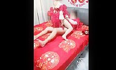 海角社区母子乱伦孤儿日寡母 非常狗血打扮成新婚洞房万众期待的新娘秀禾服来了！激动坏了，都给我妈操来尿了