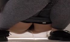 路边公厕全景偷拍紧身裤美女的肥美大鲍鱼