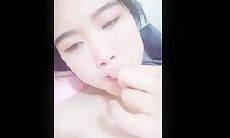 很真实的白丝小少妇露脸跟小哥激情啪啪大秀直播，舔弄大鸡巴深喉，激情上位让小哥抓着奶子无套爆草射肚子上