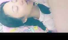 【父女乱伦】出生父亲尽然趁女儿睡着，偷偷让女儿口交，最后射了一嘴巴
