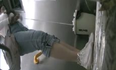 大学校园女厕全景偷拍漂亮眼镜学妹嘘嘘