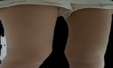 路边公厕全景偷拍长发美女嘘嘘和她的多毛小黑鲍