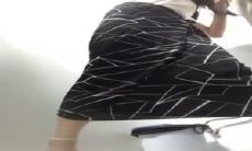 商场女厕全景偷拍多位漂亮小姐姐各种姿势嘘嘘各种美鲍轮番呈现