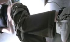 公寓女厕逼脸同框偸拍多位小姐姐方便，连衣裙大姐很时髦呀穿个平角开裆内裤，眼镜妹憋的夹紧双腿不敢动