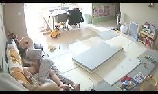 黑客破解家庭网络摄像头偷拍 饥渴小叔趁着家里没人把嫂子扑倒在沙发上抠穴干一炮